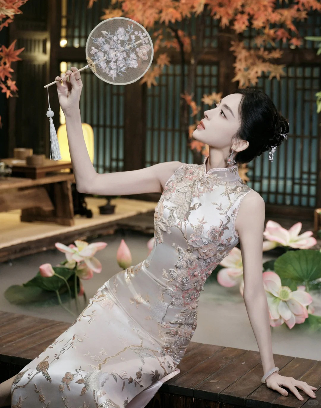 Bordowy chiński qipao z haftowanymi zdobieniami