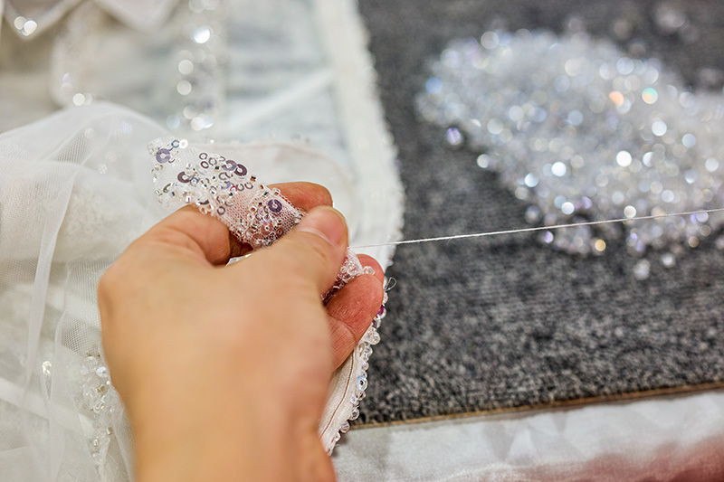 Gorset suknii couture z poduszką na szpilki w trakcie haftowania koralikami